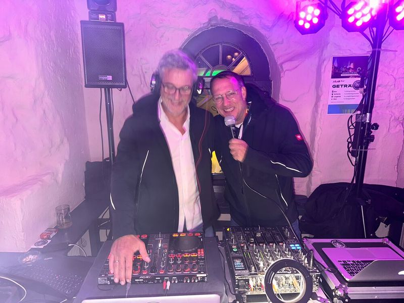 Das Dream-DJ-Duo Dieter Rahe und Stefan Knerrich (APC) durften endlich mal wieder auf der Kirmes auflegen. (Bild: Vogel IT-Medien)
