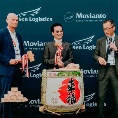 Vor dem Sake-Fass-Anstich (v.l.) bei der japanischen Eröffnungszeremonie: Dirk Elkermann (Bürgermeister Wiesloch), Hiroki Harada (CEO Yusen Logistics) und Minoru Futonaka (GF Yusen Logistics Europe). (Bild: Movianto)