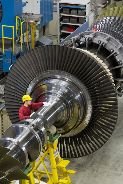 Polieren ist oft mühsame Handarbeit, sichert aber die Funktionsfähigkeit von Maschinen. (Bild: Siemens/Dietmar Gust)