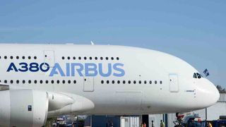 Das aktuell größte in Serienfertigung produzierte Verkehrsflugzeug ist der Airbus A380. Seine Türen sind zu groß und zu schwer, um sie manuell zu betätigen.  (Airbus)