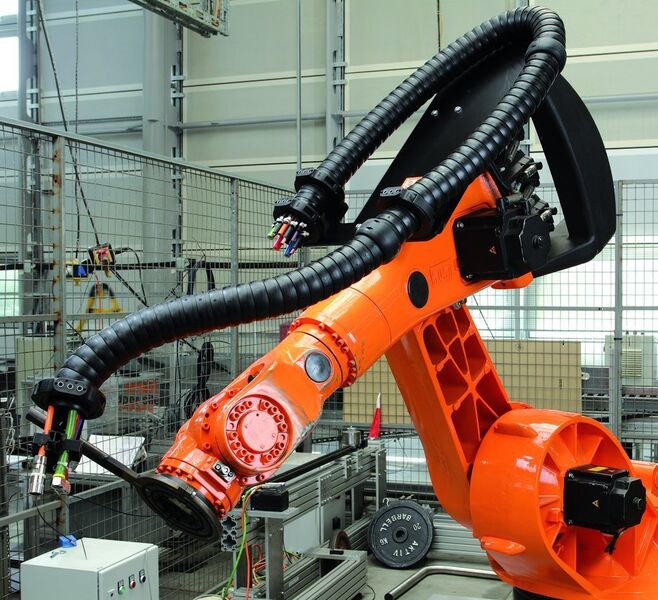 Die Triflex-Energiekette ist mehrdimensional beweglich und kann so platzsparend parallel zum Roboterarm geführt werden Bild: Igus (Archiv: Vogel Business Media)