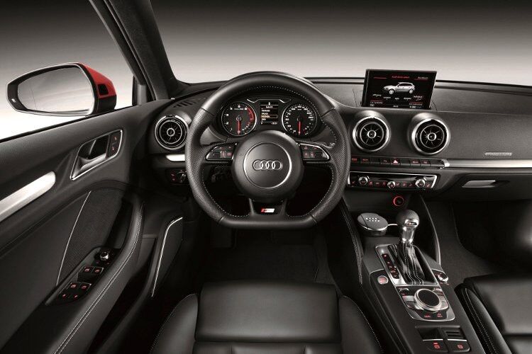 Das Interieur ist hochwertigt - der Flachbildschirm in der Mitte des Armaturenbretts ist ausfahrbar. (Audi)