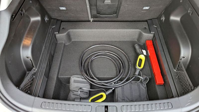 ... unter dem Ladeboden versteckt sich noch ein weiteres Fach mit laut Smart 60 Litern Volumen.  (Bild: Rosenow – VCG)