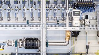 Das anschlussfertige Temperiersystem für Kühlkanäle besteht aus Fluid- und Elektrotechnik und wird vormontiert ausgeliefert. (Werner Bennek / Bürkert Fluid Control Systems)