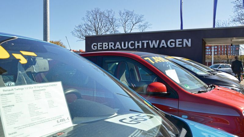 Der Gebrauchtwagenmarkt ist lebendig, doch einige Eckdaten passen nicht recht zum positiven Gesamtbild.(Bild:  Achter/»kfz-betrieb«)