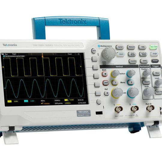 Mit dem TBS1000C erweitert Tektronix seine Einsteiger-Oszilloskope. Die Serie bietet eine Bandbreite von 50 bis 200 MHz. Mit dem TBS1000C erweitert Tektronix seine Einsteiger-Oszilloskope. Die Serie bietet eine Bandbreite von 50 bis 200 MHz.