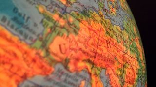 Rechtsunsicherheit – auch nach dem Fall des Privacy Shield – soll es für Microsoft-Kunden nicht geben. Dafür aber Speicherung und Verarbeitung von Daten ausschließlich in der EU. (gemeinfrei© motointermedia)