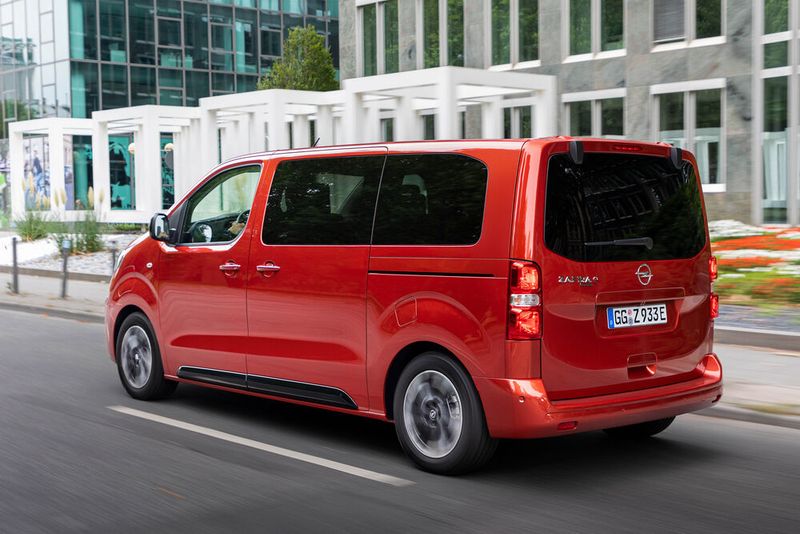Mit dem kleineren 50-kW-Akku kommt der Zafira-e bestenfalls 231 Kilometer weit, mit dem größeren 75-kW-Stromspeicher sind es 329 Kilometer (WLTP). (Bild: Opel)