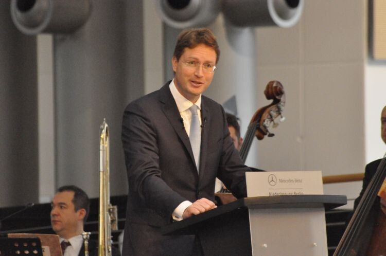 Große Fußstapfen: Ola Källenius lobte das Verkaufstalent Müllers, mit dem der scheidende Direktor die Niederlassung in Berlin zu einer der erfolgreichsten weltweit gemacht habe. (Foto: Richter)