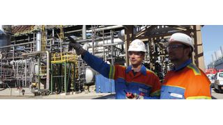 Jörg Friedrich (links) und Reiko Hass beim Rundgang durch die Anlage. Sie koordinieren den Turnaround und prüfen täglich, ob alles nach Plan läuft. (Tüv Süd)