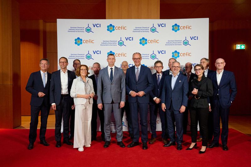 Das Präsidium des VCI mit dem Bundeskanzler. Vordere Reihe von links: VCI-Hauptgeschäftsführer Wolfgang Große Entrup; VCI-Vizepräsident Christian Hartel, Wacker Chemie; Sabine Herold, Delo Industrie Klebstoffe; VCI-Präsident Markus Steilemann, Covestro; Bundeskanzler Friedrich Merz; VCI-Vizepräsident Carsten Knobel, Henkel; Julia S. Schlenz, Dow Europe. Hintere Reihe von links: Daniel Steiners, Roche Pharma; Matthias Zachert, Lanxess; VCI-Vizepräsident Markus Kamieth, BASF; Bill Anderson Bayer; Reinhold von Eben-Worlée, Worlée-Chemie; Hubertus von Baumbach, C.H. Boehringer Sohn; VCI-Schatzmeister Henrik Follmann, Follmann Chemie; Martin Babilas, Altana. (Weitere, nicht abgebildete Präsidiumsmitglieder sind: Belén Garijo, Merck; Christian Kullmann, Evonik) (Bild: VCI / André Groth)