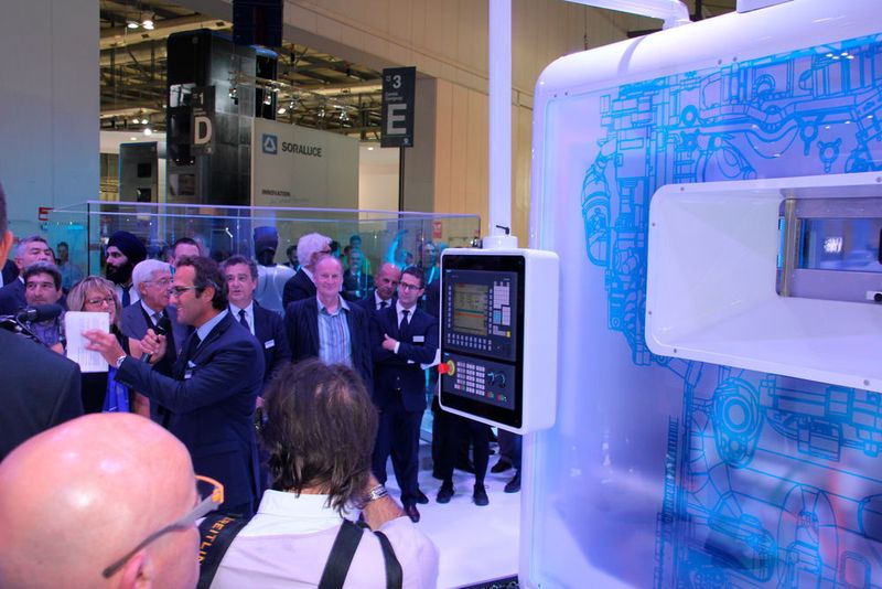 Unter anderem Gesprächsthema Nr. 1 auf dem Comau-Messestand und darüber hinaus: das Ergebnis der gemeinsamen Designstrategie zwischen Comau und CNH Industrial. Das neue Design ist eine Abkehr vom vertrauten Erscheinungsbild herkömmlicher industrieller Automatisierungssysteme in Produktionsstätten. Es ist ein futuristischer Vorschlag, von dem sowohl Comau als auch das Designteam von CNH Industrial hoffen, dass er einen Wandel in der traditionellen Produktionsumgebung hinsichtlich Qualität, Präzision, Sauberkeit und Ästhetik bewirkt. (Bild: Sonnenberg)