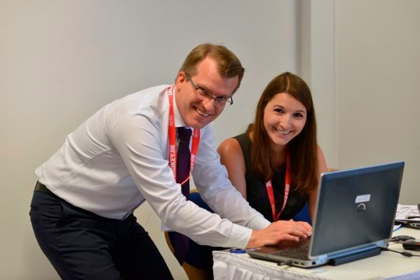 Marc Nikutowski von der NCAB Group geht noch einmal seine Präsentation durch. Am Regiepult: Michaela Landwehr vom Vogel-Eventteam. (Bild: Johannes Untch/Vogel Business Media)