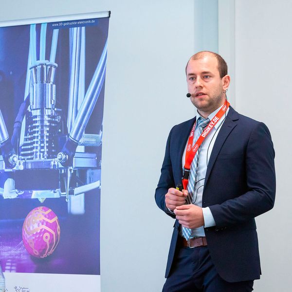 Florian Fuchs, Fraunhofer Institut für Laser Technik ILT, zeigte einen Laser-basierten Inline-Prozess zur Fertigung lokal vergoldeter 3D-Kontaktflächen. (Bild: Stefan Bausewein)