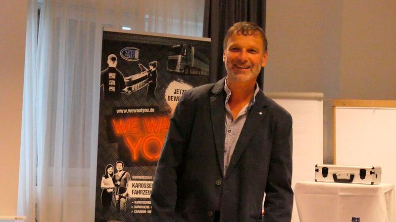 Obermeister Andreas Zingler führte durchs Programm und berichtete von den Ausschüssen „Instandsetzung und Fahrzeugtechnik“ sowie „Autolackierung und Oberflächentechnik“. (Bild: Wenz - VCG)