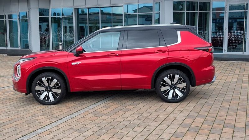 2. Die Abmessungen: Der Mitsubishi Outlander ist gut 4,7 Meter lang, knapp 1,9 Meter breit und gut 1,7 Meter hoch. Durch das kraftvolle Seitendesign wirkt das Modell länger.  (Bild: Mauritz – VCG)