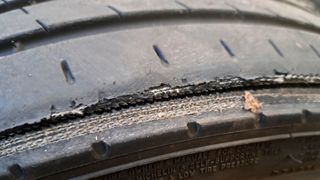 Mehrere Ursachen führen in Summe zu erhöhtem Verschleiß an den inneren Reifenschultern. Das Gefährliche daran: Der Kunde sieht den Schaden an der Reifeninnenseite nicht und fährt womöglich so lange, bis der Reifen bei hoher Geschwindigkeit platzt. (Bild: Michael Immler)