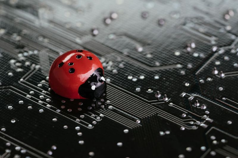 Code debuggen oder neuen Code schreiben: Erstellt generative KI einen Code, kann er Schadsoftware oder eine Hintertür enthalten. Verwendet man sie zum Debugging, wandert der eigene Code unter Umständen in die Hände anderer Programmierer. (Bild: Nuthawut - stock.adobe.com)