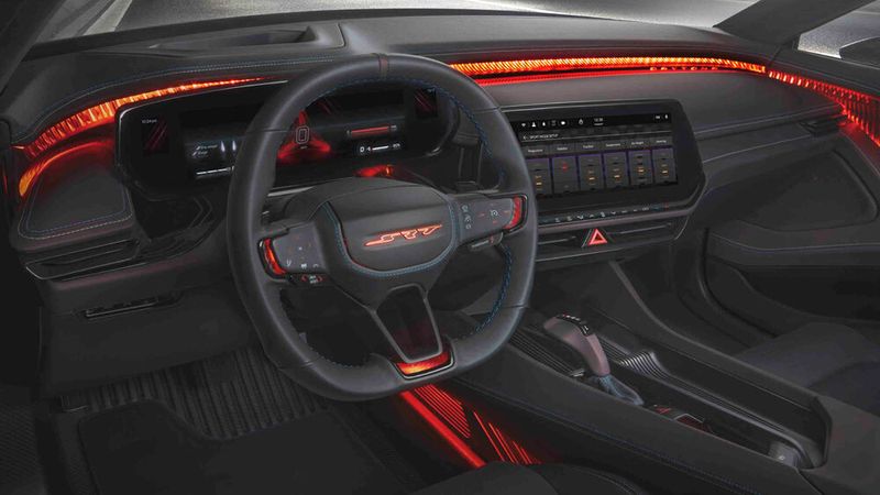 Das Cockpit präsentiert sich aufgeräumt und digital. (Bild: Dodge)