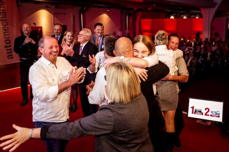 Freuen sich über den ersten Platz beim Deutschen Werkstattpreis 2018: Inhaber und Mitarbeiter des Autohauses Deusch.  (Stefan Bausewein)