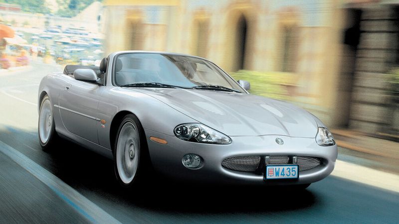 The Cat is back: Mit dem XK8 schickte Jaguar einen starken XJS-Nachfolger ins Rennen. 1996 knüpfte Jaguar als Teil des Ford-Konzerns an die ruhmreiche Modellbezeichnung an: Der intern Jaguar X100 genannte Sportwagen wurde als Coupé und Cabrio mit Achtzylindermotor als XK8 oder in der Variante mit Kompressoraufladung als XKR angeboten. Von ihm wurden bis 2005 rund 90.000 Stück produziert, was ihn zum bis dahin meistverkauften Sportmodell der Marke Jaguar machte. (Bild: Jaguar)