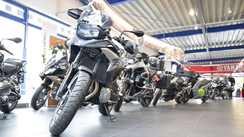 Motorräder bei einem Händler (Symbolbild): Leistungsstarke Motorräder stehen in Deutschland weiter im Mittelpunkt – aber auch 125er sind sehr erfolgreich.