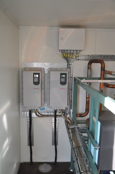 Im Rahmen des neuen Steuerungssystems wurden mehrere Allen-Bradley Power Flex Frequenzumrichter für die Kompressoren eingebaut, mit denen die Kühlleistung reguliert wird. (Bild: Rockwell)