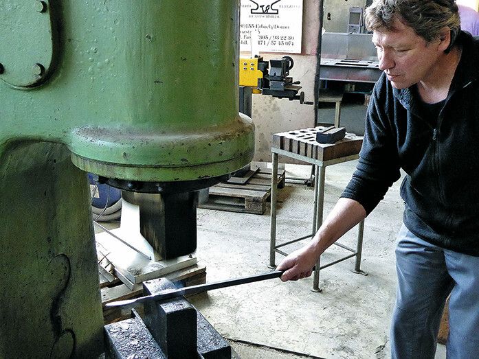Hermann Späth ist ein typischer Handwerker und gelernter Schmied. Die schnellen Bewegungen und die richtige Lage für das Eisen scheinen im leicht von der Hand zu gehen. (Bild: Kuhn)