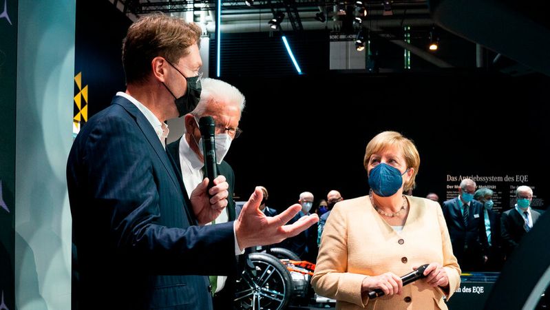 Daimler-Chef Ola Källenius sprach bei der IAA Mobility unter anderem mit Baden Württembergs Ministerpräsident Winfried Kretschmann und Bundeskanzlerin Angela Merkel. Daimler-Chef Ola Källenius sprach bei der IAA Mobility unter anderem mit Baden Württembergs Ministerpräsident Winfried Kretschmann und Bundeskanzlerin Angela Merkel.