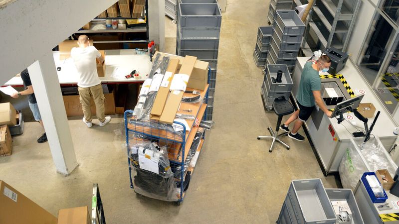 Rund 1.000 Bestellungen bearbeiten die Mitarbeiter dort pro Tag. (Bild: Wehner/»kfz-betrieb«)