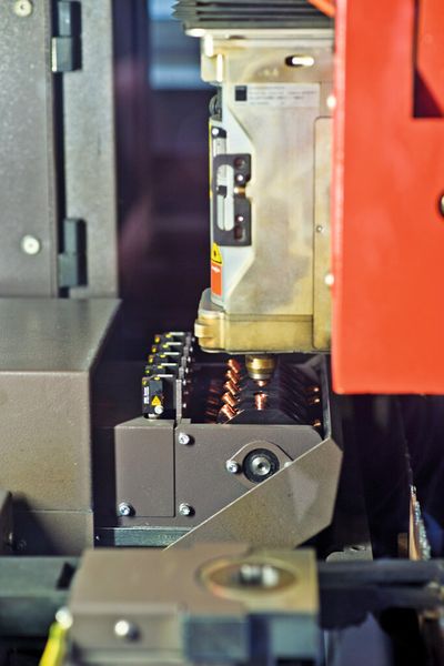 Der automatische Düsenwechsel samt Zentrierfunktion hilft bei der auftragsbedingten Änderung der Art und Dicke der Blechteile, ohne Bedienereingriff. (Bild: Bystronic Laser)