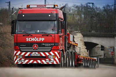 Groß, schwer, breit: Werkzeugmaschinen fordern die Transporteure in besonderer Weise heraus. Wir zeigen Ihnen hier die packendsten Momente, wie die Logistiker diese Aufgaben bewältigen. (Scholpp)