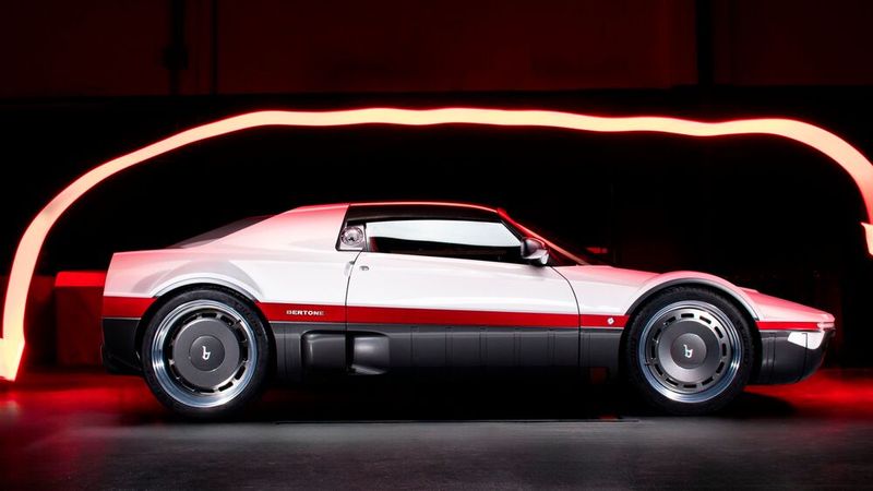 Angetrieben wird der Mittelmotor-Zweisitzer von einem 3,5-Liter-V6 von Toyota, der dank Kompressoraufladung 345 kW/468 PS und 490 Nm mobilisiert. Die Kraftübertragung übernimmt ein manuelles Sechsganggetriebe. Der Sprint auf 100 km/h gelingt in rund vier Sekunden, die Höchstgeschwindigkeit liegt bei 270 km/h. (Bild: Bertone)