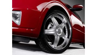 Schicke neue Räder sind schnell montiert. Doch eintragungsfähig sind sie nur, wenn eine ABE oder ein Teilegutachten vorliegt.  (Foto: Rondell)