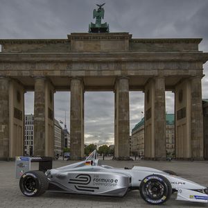 Startklar: Ein Elektroauto für die Formula E vor dem Brandenburger Tor.