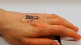 Kompostierbare Displays machen jetzt die Elektronik nachhaltiger! Wie man sieht, können sie problemlos am Körper getragen werden. Forscher am KIT haben sie entwickelt und fertigen sie durch Drucken. (KIT / M. Pietsch)