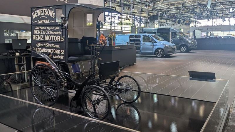 ... und stellte gleichzeitig den Benz Combinations-Lieferungswagen von 1899 aus. Dabei handelt es sich dem Hersteller zufolge um einen der ältesten noch fahrbereiten Transporter der Welt. (Bild: Simon – VCG)