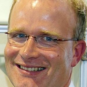 Rüdiger Winter, Director Sales Europe bei der Adept Technology GmbH, neben dem Delta-Roboter Quattro: „Wir bieten alle Kinematiken an und sehen uns als Automatisierer mit alternativen Lösungsansätzen.“ Bild: Kroh