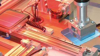 Die Roboterstationen zur Wafer-Handhabung verwenden Greifsysteme, die auf dem Bernoulli-Prinzip basieren, um die Wafer nach der Inspektion anzuheben und zu sortieren. Bild: Adept (Archiv: Vogel Business Media)