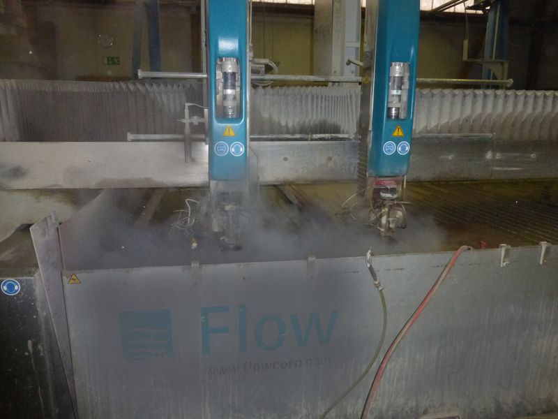 Bei der Aqua Contour GmbH in Usingen wird auf insgesamt drei Anlagen wassergeschnitten. Die Flow-Anlage mit einem Wasserdruck von 6000 bar und zwei parallel arbeitenden Schneidköpfen verfügt über die sogenannte Dynamik-Technologie, die es ermöglicht, dass Schnittschrägen ausgeglichen werden können. (Bild: Finus)