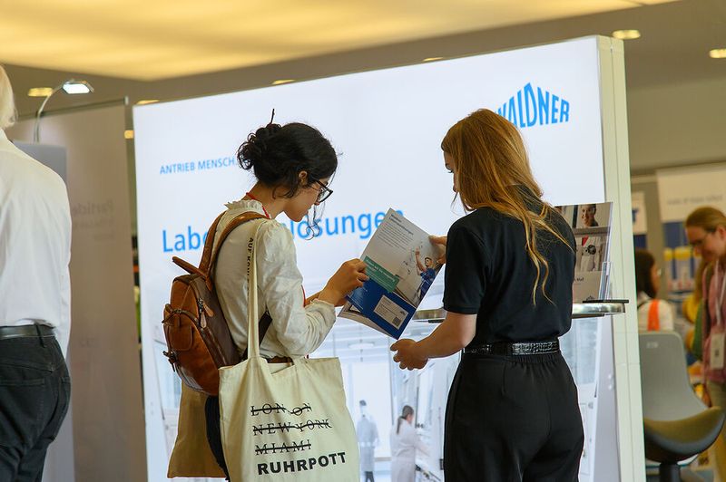 ... erfragt und diskutiert werden.    Mehr Infos zu den kommenden LAB-SUPPLY-Messen finden Sie auf www.lab-supply.info (Bild: Stefan Stark)