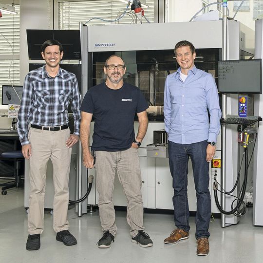 Max Bleuler (Sales & Support Indel), Bruno Affolter (Group Leader Sales/Marketing Infotech) und Thomas Jericke (CEO Indel) vor einer Fertigungslinie (von links). Max Bleuler (Sales & Support Indel), Bruno Affolter (Group Leader Sales/Marketing Infotech) und Thomas Jericke (CEO Indel) vor einer Fertigungslinie (von links).