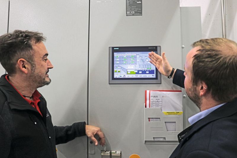Instandhaltungsgruppenleiter Anton Pfanner betrachtet mit Knoll-Projektmanager Fabian Schmidt das Steuerungsdisplay der Anlage für wässrige Lösung. (Bild: Knoll)