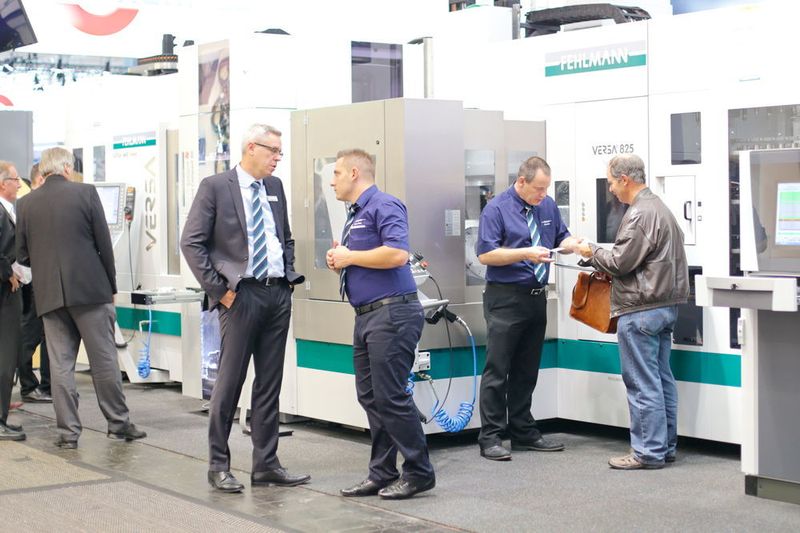 Automationslösung bei Fehlmann: Auf seinem EMO-Stand zeigte Fehlmann die etablierte Versa 825 mit der im letzten Jahr neu vorgestellten Versa 645 linear verbunden in einer Fertigungslösung mit zwei Regalmagazinen und einem Roboter. Für diese Automationslösung  wurde die Versa 645 linear spiegelverkehrt zur Versa 825 konstruiert. (Anne Richter)