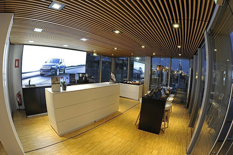 Im CI-konformen Volvo-Forum gibt es analog zu den Händlerbetrieben auch eine Barecke. Serviert werden dort unter anderem die typisch schwedischen Zimtschnecken. (Foto: Volvo)