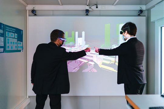 (Das Prinzip der CoLEDWall: Sie ermöglicht eine Multiviewer-Ansicht virtueller 3D-Objekte in Echtzeit. Bild: Ludmilla Parsyak/Fraunhofer IAO)