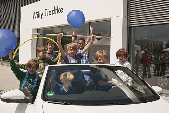 Nicht nur für die Erwachsenen ein Hingucker – auch die Kinder hatten viel Spaß mit dem neuen VW Cabriolet. (Archiv: Vogel Business Media)