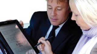 Matthias Gauglitz, Geschäftsführer der DAD Deutscher Auto Dienst GmbH, präsentiert den Einsatz von Tablet-PCs in der Fahrzeugrückgabe. (Fotos: DAD)