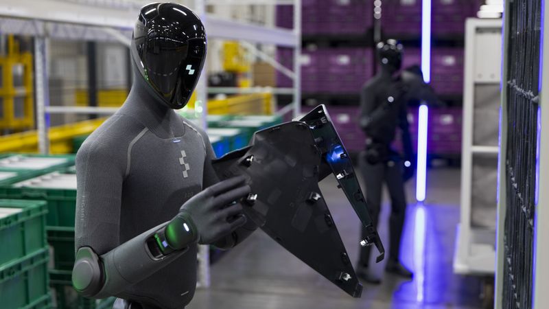 Figure 03 im Einsatz: Dank taktiler Sensoren und Kameras in den Händen sequenziert der Roboter angelieferte Bauteile für die Montage.(Bild:  BMW)
