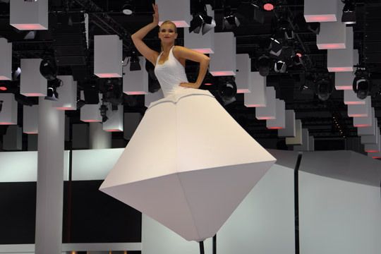 Manchmal wurde auch ganz auf das eigentliche Ausstellungsstück der Automobilmesse verzichtet.  (Wehner)